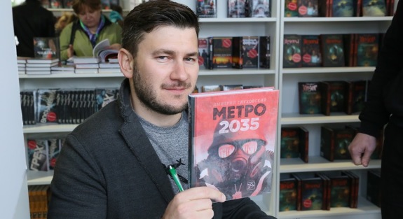 Автор нового романа «Метро 2035» Дмитрий Глуховский побил абсолютный рекорд по количеству подписанных книг
