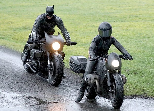 Костюм Бэтмена и бэтцикл на новых кадрах со съемок фильма