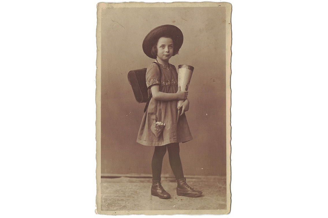 Мира Лобе в школе. Германия, Гёрлиц, 1919 год.