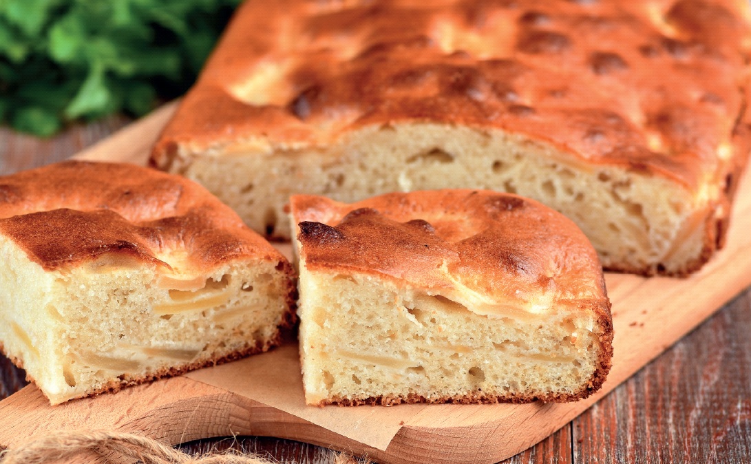 Заливной пирог на молоке с яблоками. Фото из книги «Совет да еда. Простые советы для идеального результата»