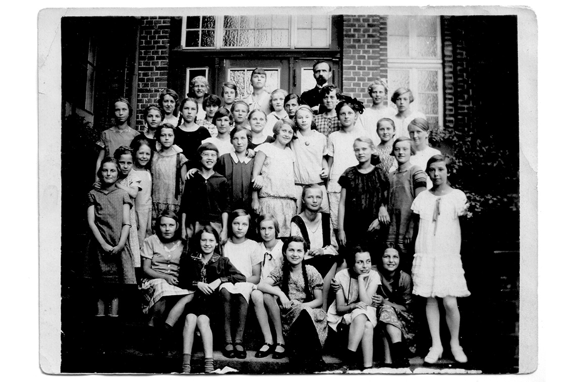 Мира Лобе (вторая справа сидит в нижнем ряду) с классом в гимназии. Германия, 1927 год.