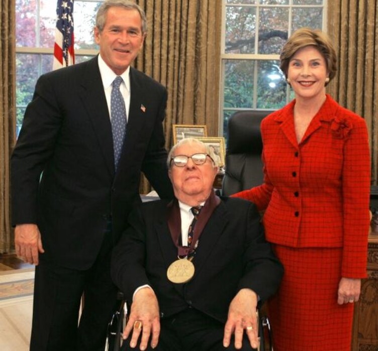 Президент Джордж Буш, Лора Буш и Рэй Брэдбери. © Белый дом, фотограф — Сьюзен Стернер