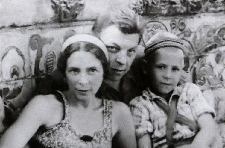 Иван Антонович с женой и сыном.