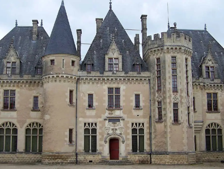 Замок Мишель де Монтень, перестроенный в 1800 годах из-за разрушительного пожара, осталась только оригинальная башня библиотеки