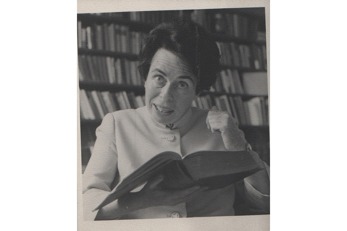 Мира Лобе у себя дома в Вене. Австрия, 1970-е годы.