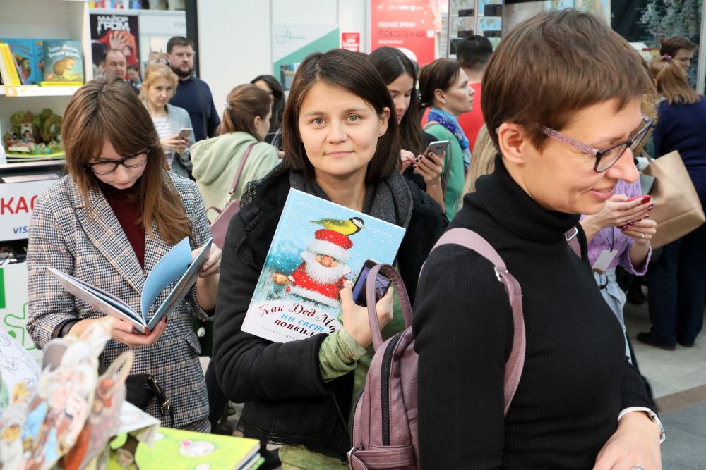 Автограф-сессия Игоря Олейникова, иллюстратора книги «Как Дед Мороз на свет появился» на non/fictio№21