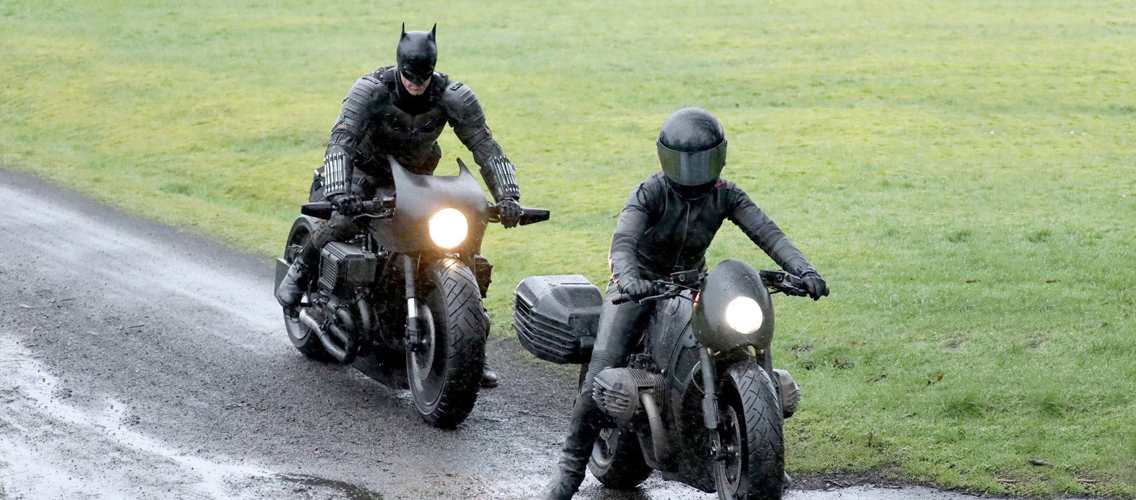 Костюм Бэтмена и бэтцикл на новых кадрах со съемок фильма