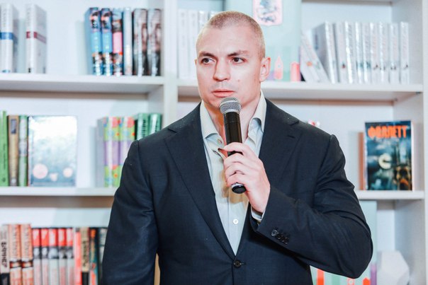 Сергей Тармашев в магазине «Молодая Гвардия»