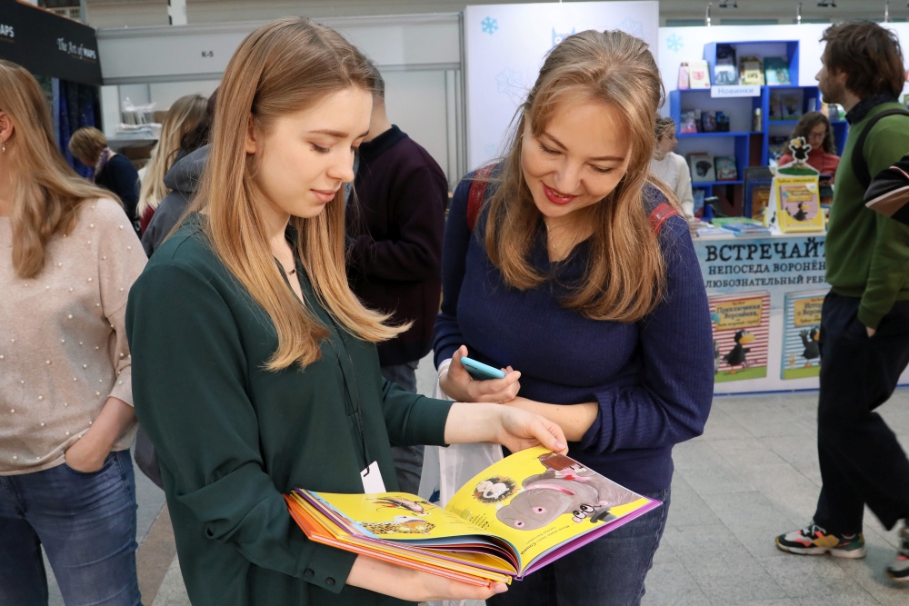 Автограф-сессия Михаила Вирозуба в рамках презентации книг серии «Самая смешная книга» на non/fictio№21