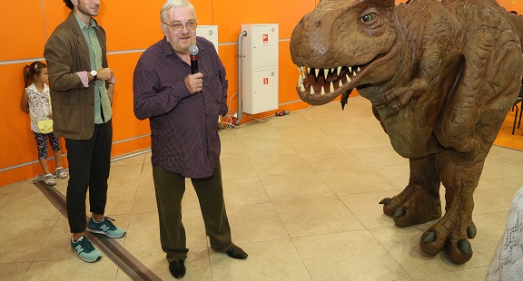 Устрашающий тираннозавр открыл презентацию новой книжной серии