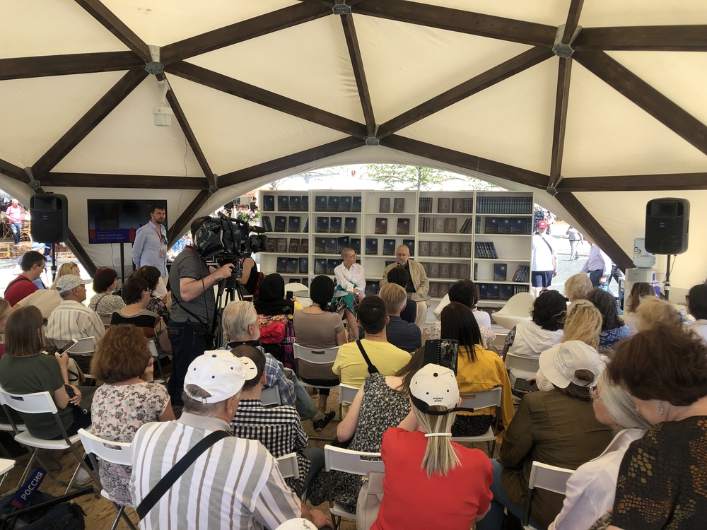 Телеведущий Николай Сванидзе и историк Марина Сванидзе