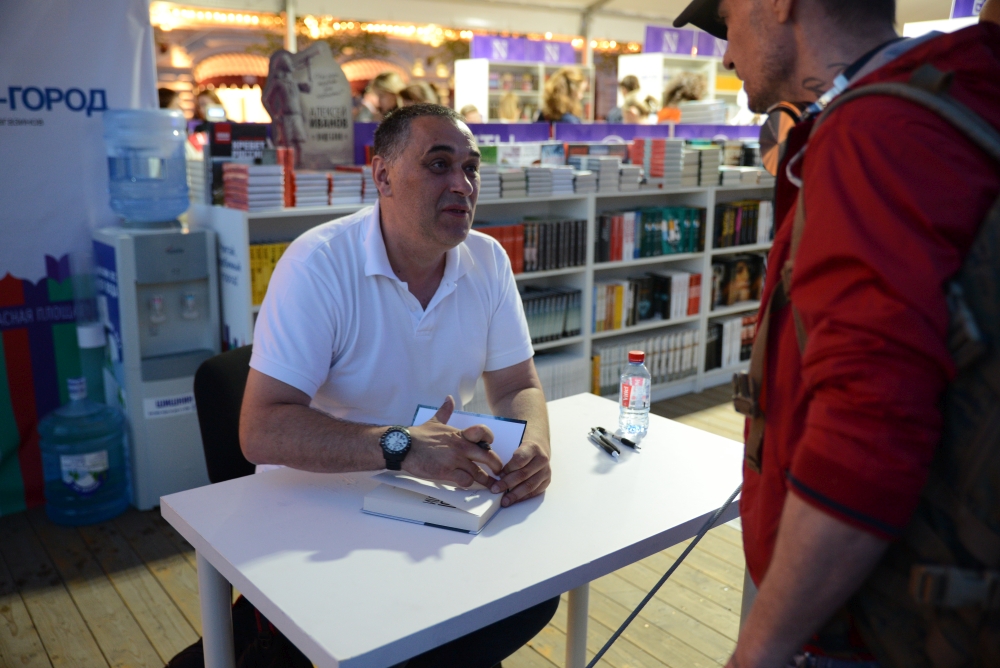 Эдуард Овечкин встретился с читателями на Красной площади