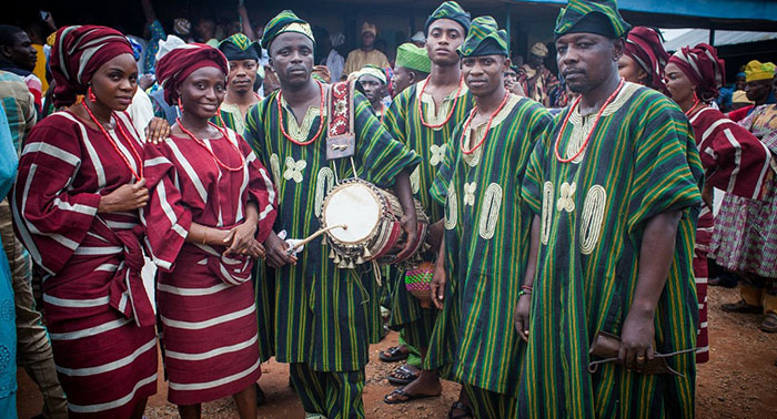 Представители народа йоруба в традиционных одеяниях