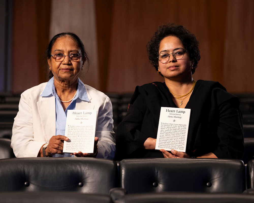 Бану Муштак и переводчица Дипа Бхасти. Фото: The International Booker Prize