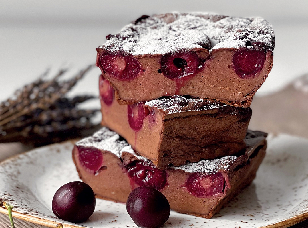 Шоколадный клафутти с черешней. Фото из книги «Легкие десерты и выпечка. Быстро, вкусно, стильно»