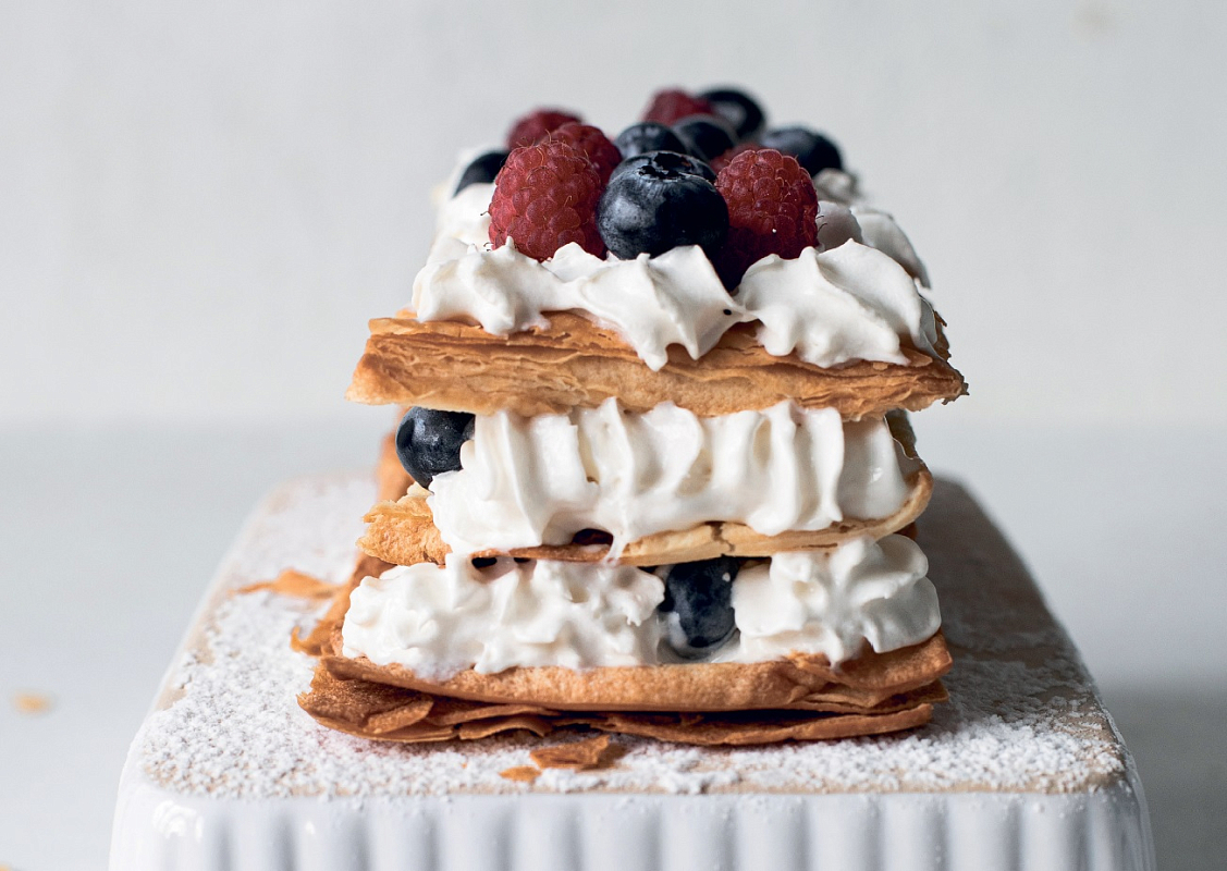 Мильфей с ягодами. Фото из книги «Не слипнется»