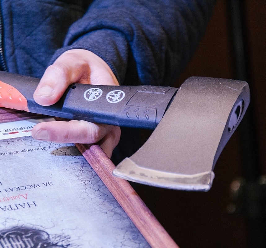 Победители получают дипломы и символ премии — «топор». Фото: премия «Мастера ужасов»