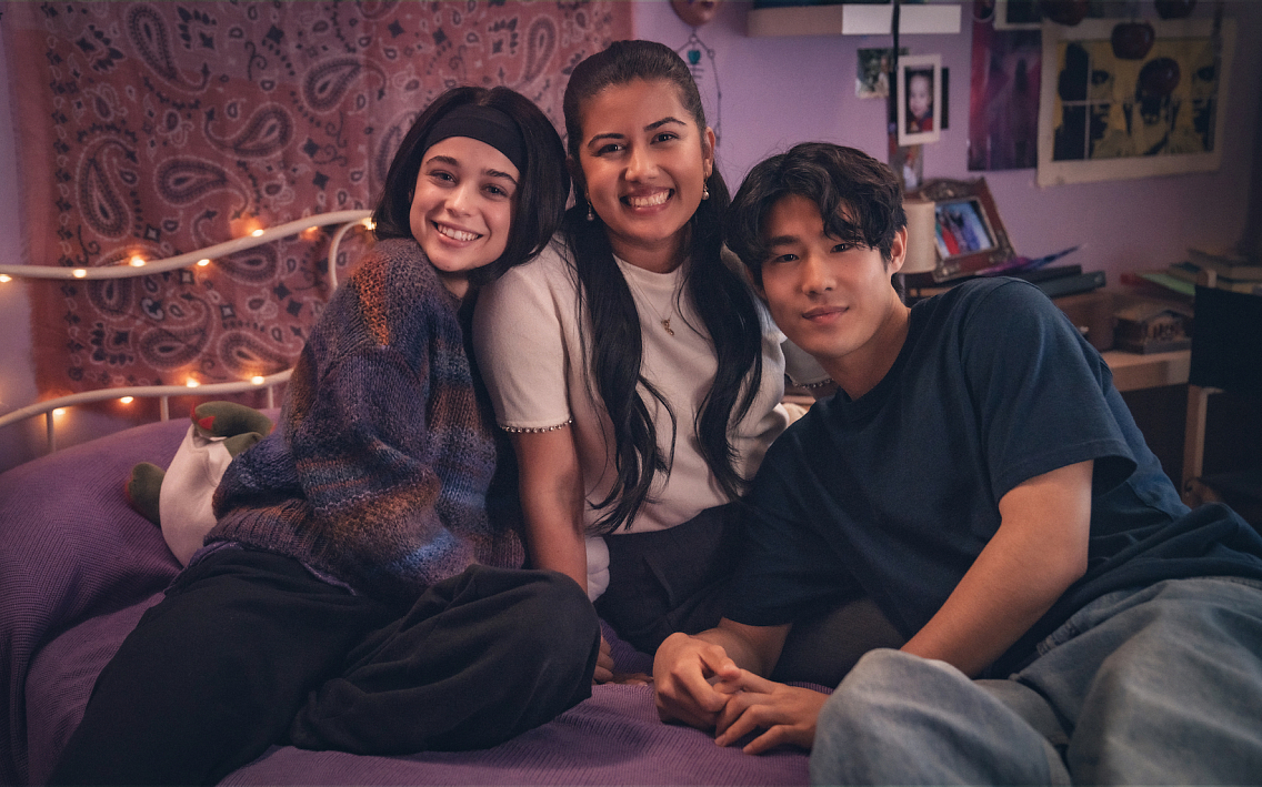 Актриса Берта Кастанье (Клара), писательница Ариана Годой и Чжэ У Янг (Канг). Фото: Prime Video